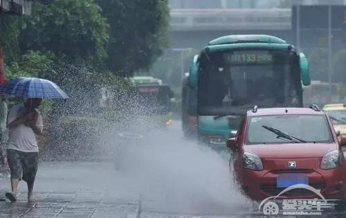  下雨天这样开车，不仅要道歉还有大危险！ 