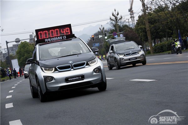 在千年蜀地遇见百年宝马 BMW i3领跑成都双遗马拉松