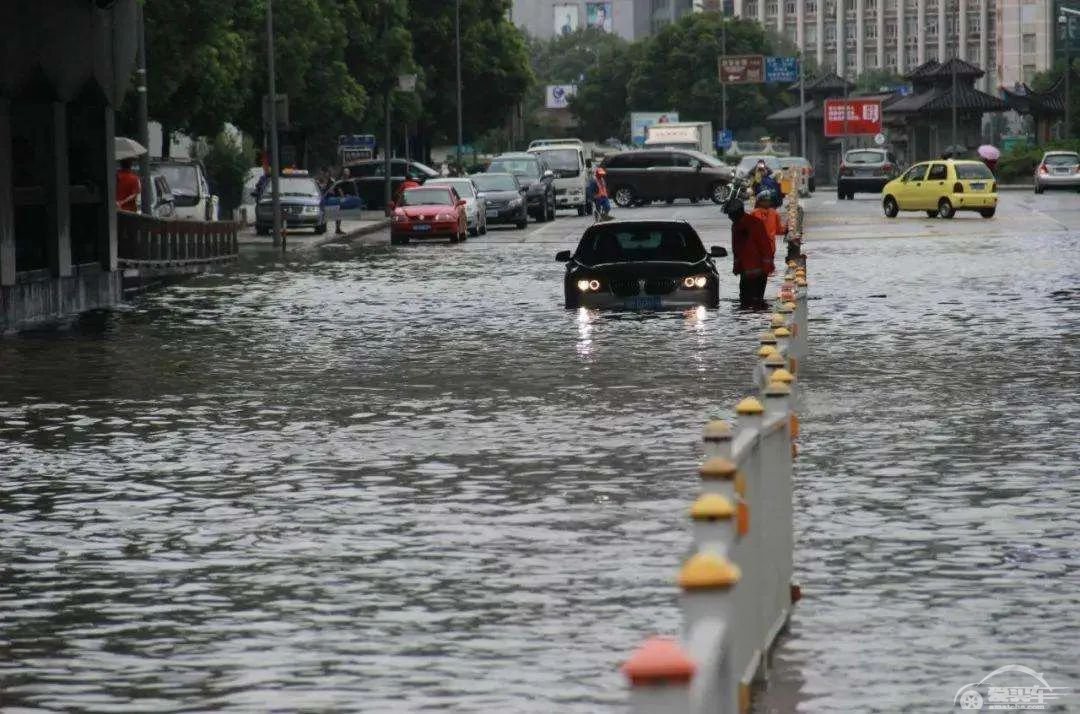 城市内涝，涉水行车成常态？不懂这些“干货”毁你车没商量