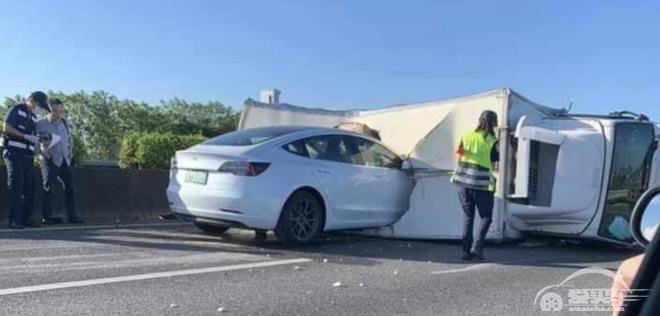 Model 3开启自动驾驶系统后径直撞向卡车