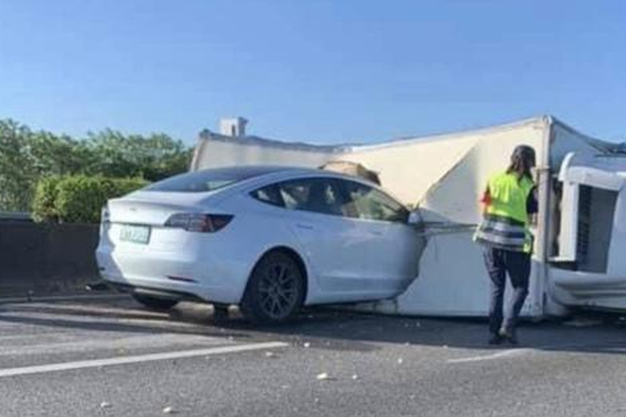  Model 3开启自动驾驶系统后径直撞向卡车 