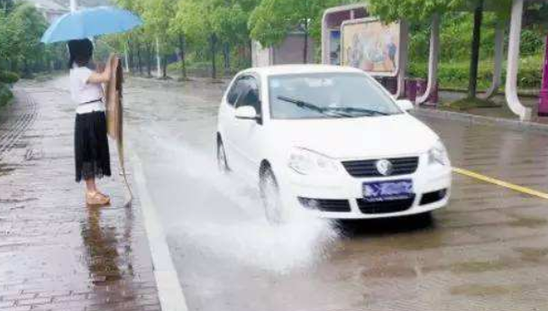  还认为雨天驾车溅湿路人没大事？交警：去窗口交一下罚款吧 