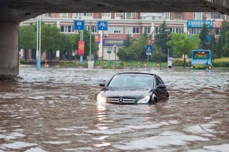  水淹车不到一半只修不赔？掌握这些用车技巧，再也不怕雷雨天开车 