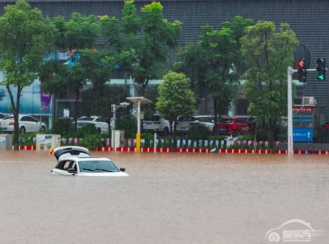 暴雨遇困，车主如何自救？