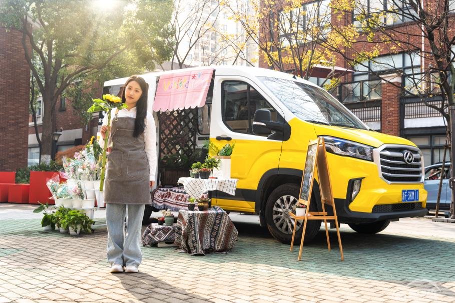 VANLIFE领跑未来，“出色轻客”2022款上汽大通MAXUSV90焕新上市