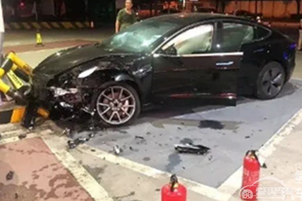 搞事情！特斯拉Model 3失控撞进加油站